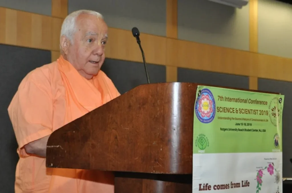 Dr. B. Madhava Puri speaking at a podium at the Science and Scientist 2019 conference